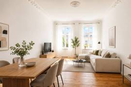 Ready to Move-in! Spacious South-Facing 2-Room Altbau in Guntzelkiez Wilmersdorf