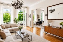 5 min to KadeWe: Ready to move 5-room apartment with sauna and balcony