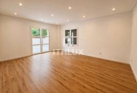 2 Bedroom Apartment with Suite and Private Terrace of 60 m² — Urbanização Casas do Lago, Serra de Carnaxide