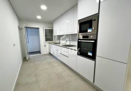 2 Bedroom Apartment with Suite and Private Terrace of 60 m² — Urbanização Casas do Lago, Serra de Carnaxide 2 Bedroom Apartment with Suite and Private Terrace of 60 m² — Urbanização Casas do Lago, Serra de Carnaxide