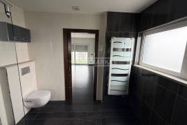 Spacious and luxurious 3 bedroom apartment with 2 suites, garage and attic located in the Urbanization encosta do sol in Leiria
