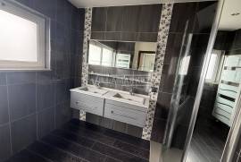 Spacious and luxurious 3 bedroom apartment with 2 suites, garage and attic located in the Urbanization encosta do sol in Leiria