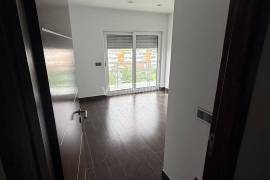 Spacious and luxurious 3 bedroom apartment with 2 suites, garage and attic located in the Urbanization encosta do sol in Leiria