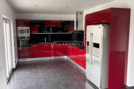 Spacious and luxurious 3 bedroom apartment with 2 suites, garage and attic located in the Urbanization encosta do sol in Leiria