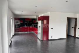 Spacious and luxurious 3 bedroom apartment with 2 suites, garage and attic located in the Urbanization encosta do sol in Leiria