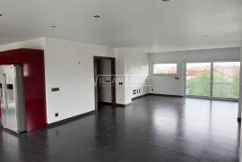 Spacious and luxurious 3 bedroom apartment with 2 suites, garage and attic located in the Urbanization encosta do sol in Leiria