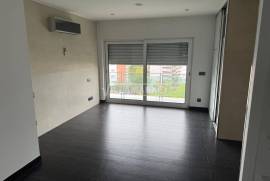 Spacious and luxurious 3 bedroom apartment with 2 suites, garage and attic located in the Urbanization encosta do sol in Leiria