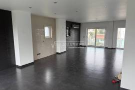 Spacious and luxurious 3 bedroom apartment with 2 suites, garage and attic located in the Urbanization encosta do sol in Leiria