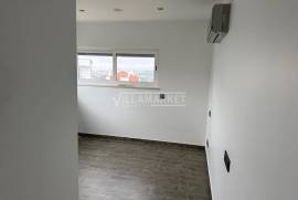 Spacious and luxurious 3 bedroom apartment with 2 suites, garage and attic located in the Urbanization encosta do sol in Leiria
