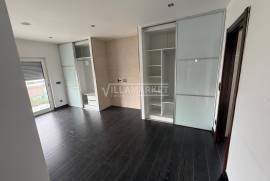 Spacious and luxurious 3 bedroom apartment with 2 suites, garage and attic located in the Urbanization encosta do sol in Leiria