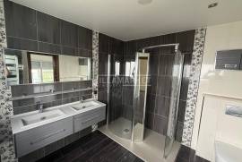 Spacious and luxurious 3 bedroom apartment with 2 suites, garage and attic located in the Urbanization encosta do sol in Leiria