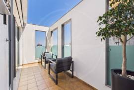Tavira centre 2 bed apartment with exceptional outdoor living & garage