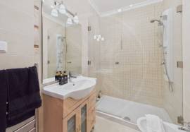 Tavira centre 2 bed apartment with exceptional outdoor living & garage