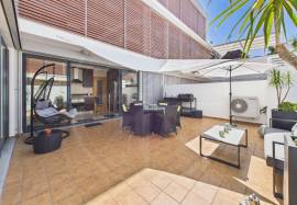 Tavira centre 2 bed apartment with exceptional outdoor living & garage
