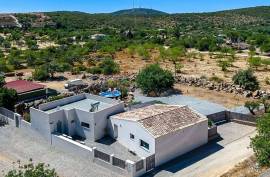 Exclusive and modern countryside Quinta on large plot, minutes from Moncarapacho