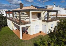 3 Bedroom Detached House with Garden, Terrace and Garage in Portimão – Occupied Property