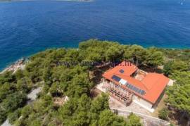 UNIQUE PROPERTY IN THE FIRST ROW TO THE SEA