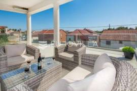 Vir, commercial building in the very center of the island of Vir with 2 apartments on the 1st floor