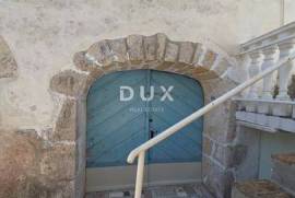 OPATIJA, BRSEČ - Authentic stone house with two apartments, 76m2