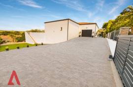 8 room, 293m2 House for sale in Magalas - 895 000 € *