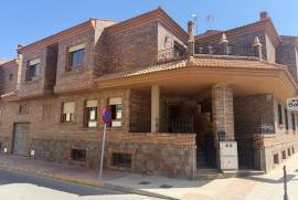 LARGE VILLA IN THE CENTRE OF ROJALES WITH GARAGE