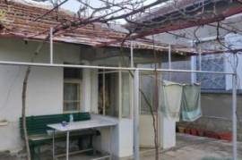 Single-Storey Brick House with Summer Kitchen and Yard in Slivata Village