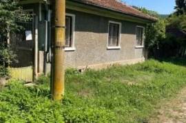 Single-Storey Brick House with Large Yard (2,500 sq.m)