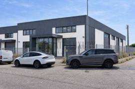 Warehouse with 838 m² in Strategic Location Vialonga