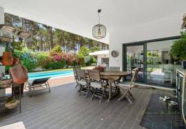 Magnificent T4 villa with swimming pool, large garage and garden in Aroeira Magnificent T4 villa with swimming pool, large garage and garden in Aroeira