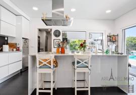 Magnificent T4 villa with swimming pool, large garage and garden in Aroeira Magnificent T4 villa with swimming pool, large garage and garden in Aroeira
