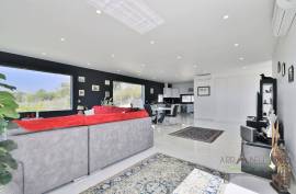 Nazaré — Perched Above the Ocean, a Villa with Pool for Family Life Nazaré — Perched Above the Ocean, a Villa with Pool for Family Life