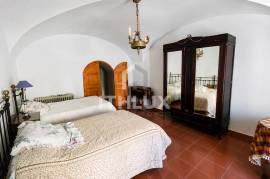 MANOR HOUSE IN TORREMOCHA (CÁCERES) – 555 M², PATIO, WINE CELLAR AND ELEVATOR MANOR HOUSE IN TORREMOCHA (CÁCERES) – 555 M², PATIO, WINE CELLAR AND ELEVATOR