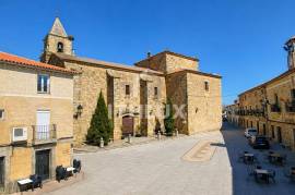 MANOR HOUSE IN TORREMOCHA (CÁCERES) – 555 M², PATIO, WINE CELLAR AND ELEVATOR MANOR HOUSE IN TORREMOCHA (CÁCERES) – 555 M², PATIO, WINE CELLAR AND ELEVATOR