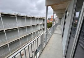 Brand new 1 bedroom duplex apartment, near Praça do Marquês in Porto, for rent.
