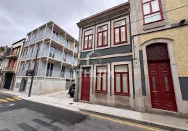Brand new 1 bedroom duplex apartment, near Praça do Marquês in Porto, for rent.