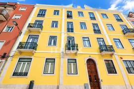 Charming 2 Bedroom Apartment in Arroios — View of São Jorge Castle