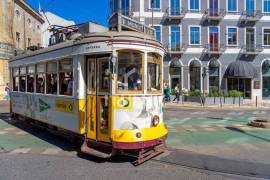 Charming 2 Bedroom Apartment in Arroios — View of São Jorge Castle