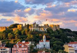 Charming 2 Bedroom Apartment in Arroios — View of São Jorge Castle