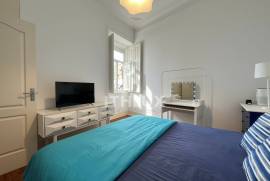 Charming 2 Bedroom Apartment in Arroios — View of São Jorge Castle