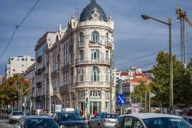 Charming 2 Bedroom Apartment in Arroios — View of São Jorge Castle