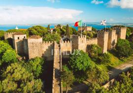 Charming 2 Bedroom Apartment in Arroios — View of São Jorge Castle