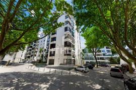 T2 on Av. de Biarritz, Monte Estoril – next to the beach