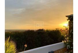 Charming 4-bedroom villa with panoramic sea views near Santa Barbara de Nexe Charming 4-bedroom villa with panoramic sea views near Santa Barbara de Nexe
