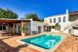 Charming 4-bedroom villa with panoramic sea views near Santa Barbara de Nexe