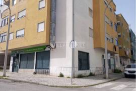 Stall shop with 69 m2 + 1 storage room with 88 m2 located in Baixa da Banheira