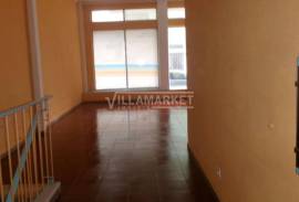 Stall shop with 69 m2 + 1 storage room with 88 m2 located in Baixa da Banheira Stall shop with 69 m2 + 1 storage room with 88 m2 located in Baixa da Banheira