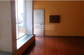 Stall shop with 69 m2 + 1 storage room with 88 m2 located in Baixa da Banheira Stall shop with 69 m2 + 1 storage room with 88 m2 located in Baixa da Banheira