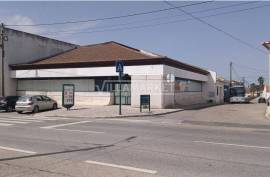 Bank Services Building with 590m2 located in the Center of Chamusca