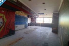 Stall shop with 120 m2 of floor area with 4 parking spaces in the basement located in Carnide, Lisbon