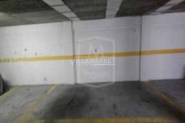Stall shop with 120 m2 of floor area with 4 parking spaces in the basement located in Carnide, Lisbon